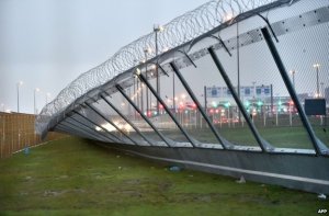 Calais fence